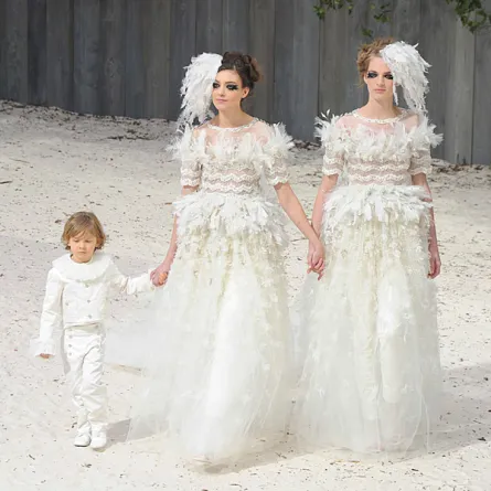 "شانيل" تعرض مرتين في أسبوع الموضة الباريسي