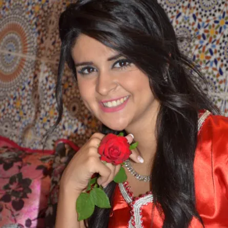 سلمى رشيد تعلن دخولها عالم تصميم الأزياء وزملاؤها يهنئونها