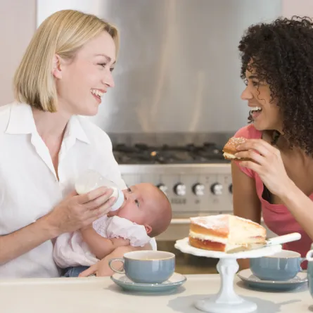 4 نصائح للتعامل مع صديقتك بعد الإنجاب