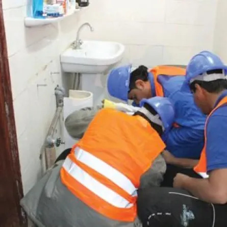 150 شاباً سعودياً يتطوعون لإصلاح ما دمرته سيول تبوك