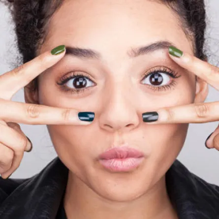 خطوات وضع " الغليتر" للبشرة السمراء