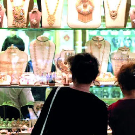 نساء الإمارات يتسابقن على شراء الذهب