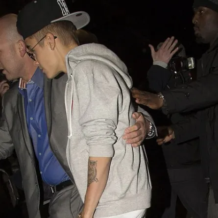 جاستن بيبر يتخطى سيلينا بسمراء غامضة