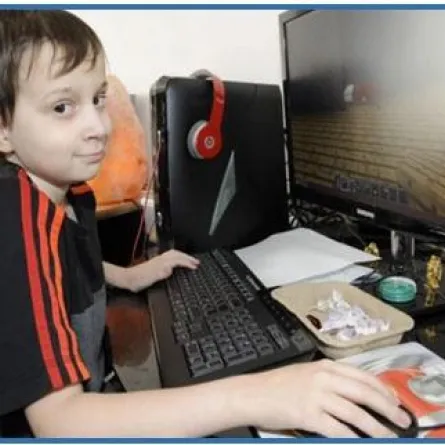 أسرة تقتل طفلها بإذنه