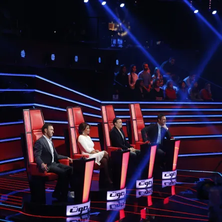 the voice:صابر يطلب من أحد العمال تصويره مع كاظم وشيرين منزعجة