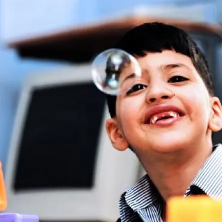 كبر سن الجد وسوء المعاملة يصيب الأحفاد بالتوحد