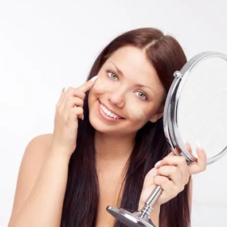 دقيقتان لتوحيد لون بشرتك بكريم الأساس