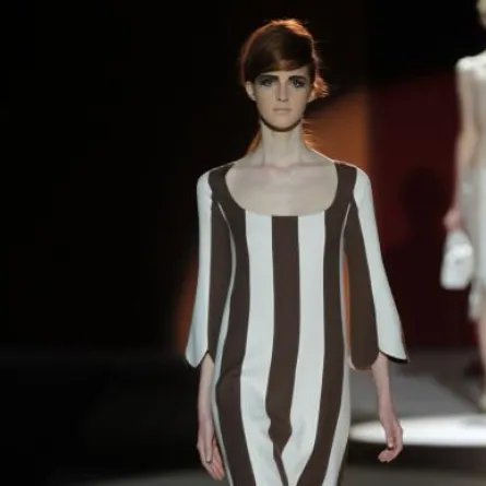 لوحة مقلّمة على منصات الصيف