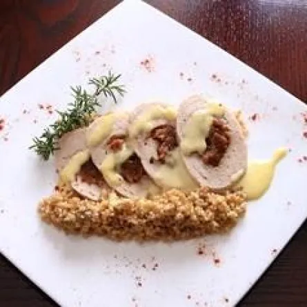 صدور الدجاج المحشية بمربى التين والجوز