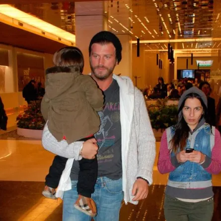 بالصور:مهند يمارس دور الأب مع إبن شقيقته ميليسا