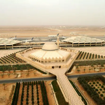 الازدحام يؤخر هبوط طائرة في مطار الملك خالد بالرياض