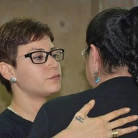 حصرياً.. سرّ الرجل الذي رسمت منة شلبي حرف اسمه على يديها؟