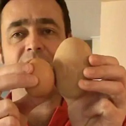 دجاجة تضع بيضة عملاقة تزن نصف رطل