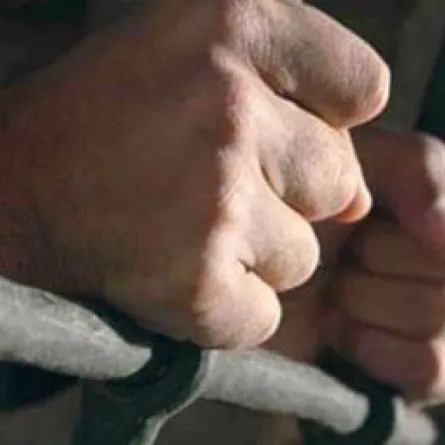 طلقها واستخدم مفتاحه القديم ليسرقها!