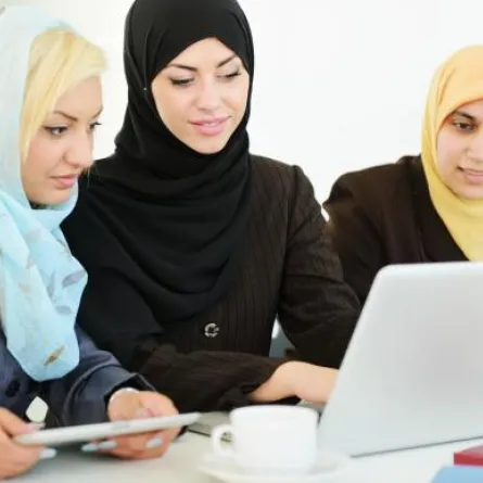 صداقات الموظفات علاقات عابرة ومصالح مشتركة