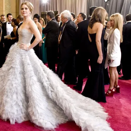 Amy Adams أيقونة الإطلالات الناعمة على السجادة الحمراء