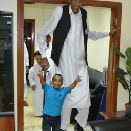 «أطول» و«أقصر» رجل في العالم في المدينة المنوَّرة