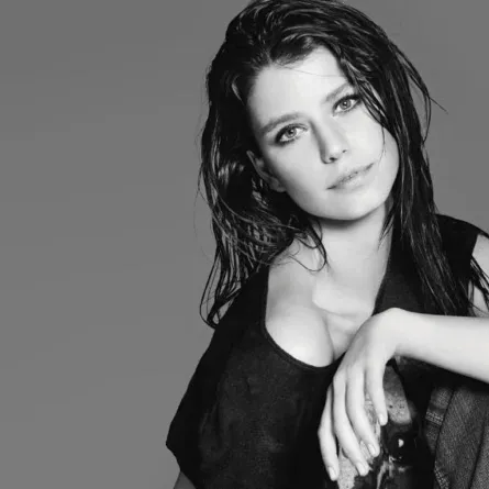 كيف خذل الأمريكيون النجمة التركيّة بيرين سات؟