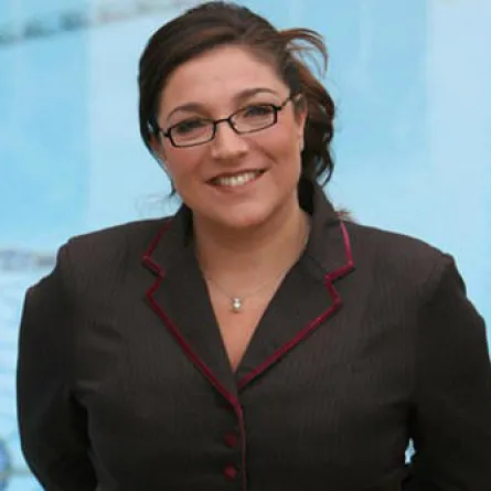 جو فروست.. أشهر مربية أطفال تزور جدة