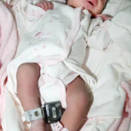 إسوارة ذكية تحد من اختطاف المواليد