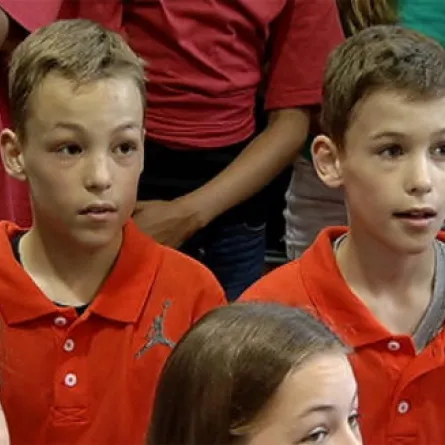 23  زوجاً من التوائم في صفّ واحد