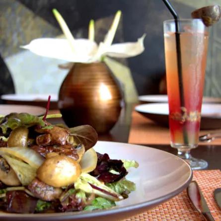 كبد الدجاج الساخن مع الخضر ودبس الرمان