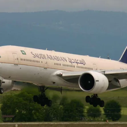 الخطوط السعودية تنزل راكباً تلفظ على مضيفة