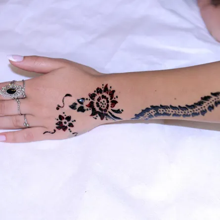 حصرياً وبالفيديو: نقش جديد للحنّة باللونين الأحمر والأسود للعيد!