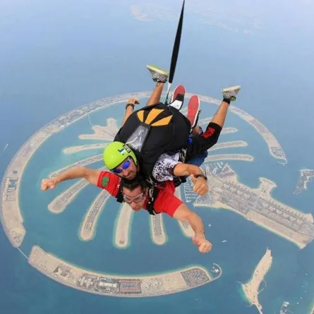 4 عناوين سياحيةّ لرياضة القفز بالمظلّة