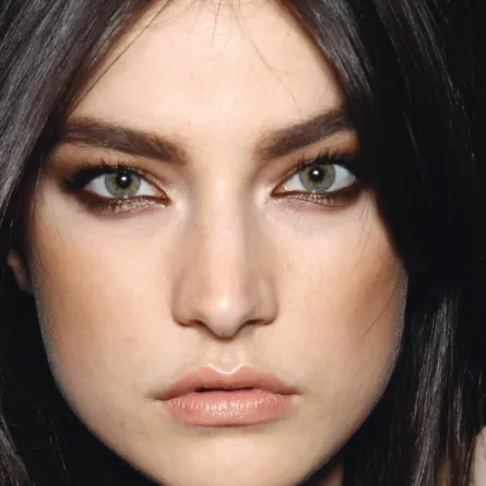 9 وصفات منزلية لتكثيف الحاجبين