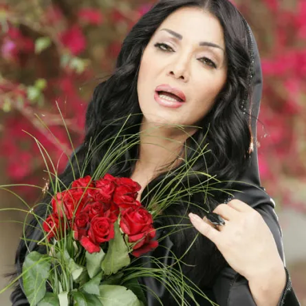 ليلى غفران تعود للغناء متّشحة بالسواد