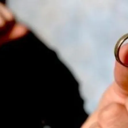 سعودي يعتدي على خطيبته ويطردها من شقتها