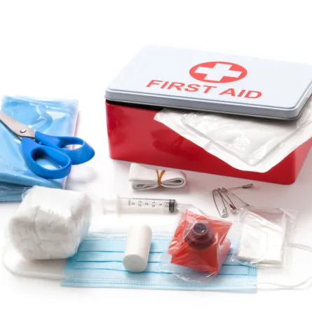 كيف تضعي عدة الإسعافات الأولية الأساسية وخطة الطوارئ لمكتبك