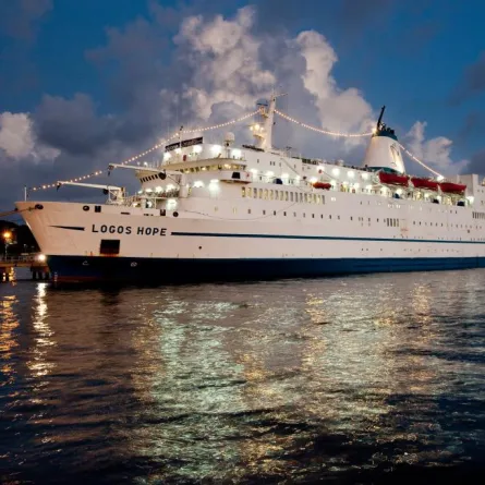 سفينة "لوجوس هوب" معرض كتاب عائم في أبوظبي