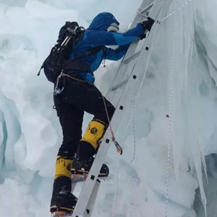 السعودية رها المحرق تتسلق "إيفرست" وتتبرع لـ "نيبال"