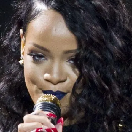 Rihanna تغني لفلسطين من تل أبيب