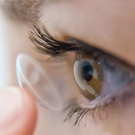 خطر استخدام العدسات اللاصقة في الشتاء