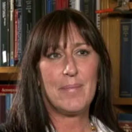 من الأكثر نذالة الموظفة أم المديرة؟