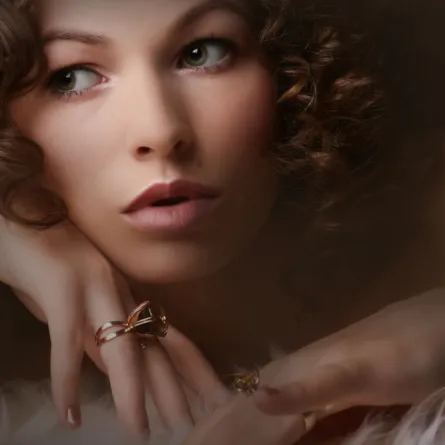 اعرفي شخصيتك من موضع خاتمك!