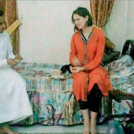 أستاذة كندية تحضر زفاف أحد طلابها السعوديين في صبيا