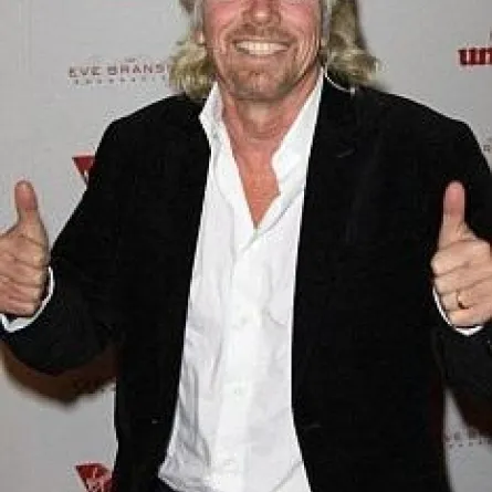 ملياردير بريطاني يتحول إلى مضيفة طيران