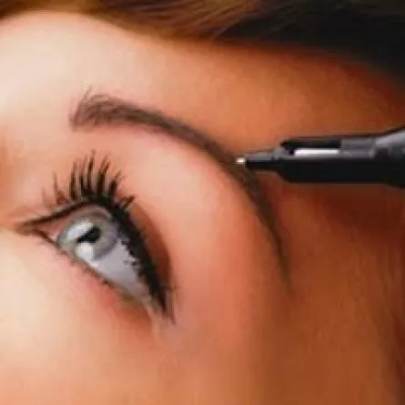وشم الحواجب قد يسبب العمى