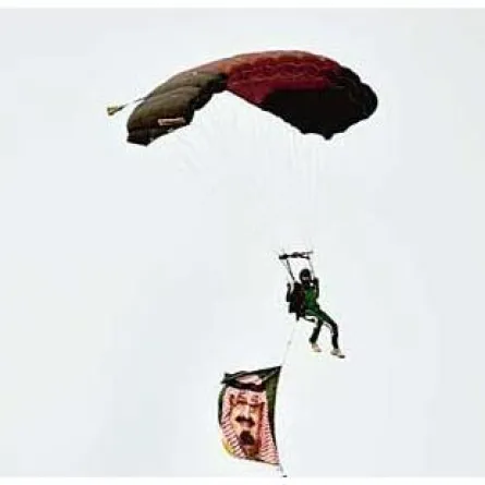 قفزة حرة بصورة خادم الحرمين من علو 6 آلاف قدم