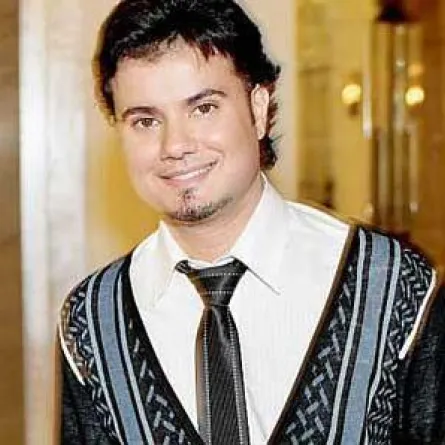 السخرية تدفع مصمّماً سعودياً إلى العالميّة