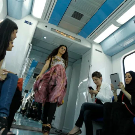 عرض أزياء في مترو دبي