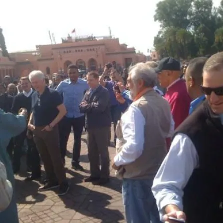 كلينتون يتابع ترويض الثعابين في ساحة جامع الفنا