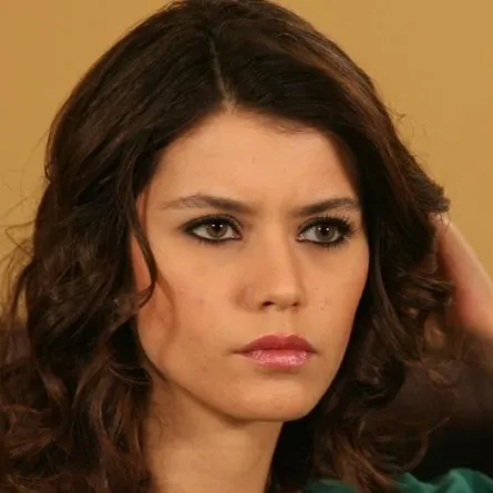 بالصور: خطوبة بيرين سات في سرية تامة