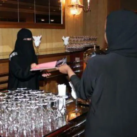 وزارة العمل: منع عمل المرأة السعودية مقدمة خدمة أو كاشيرة في المطاعم