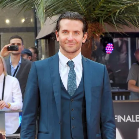 ستايلBradley Cooper  بألوان مختلفة