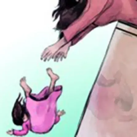 أم  ترمي ابنتها من الشرفة لتتجنب المساءلة القانونية!